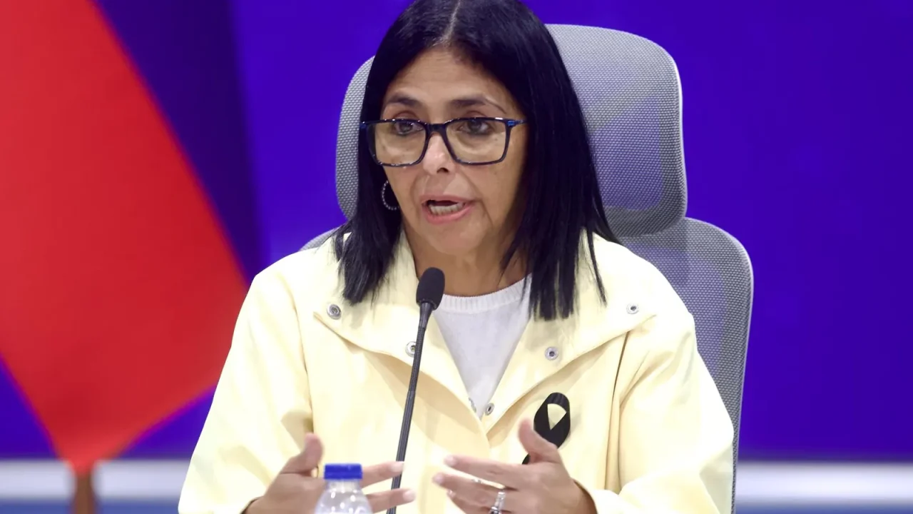 La vicepresidenta ejecutiva de Venezuela, Delcy Rodríguez, comunicó este jueves que atraviesa una «afección de salud», sin ofrecer detalles