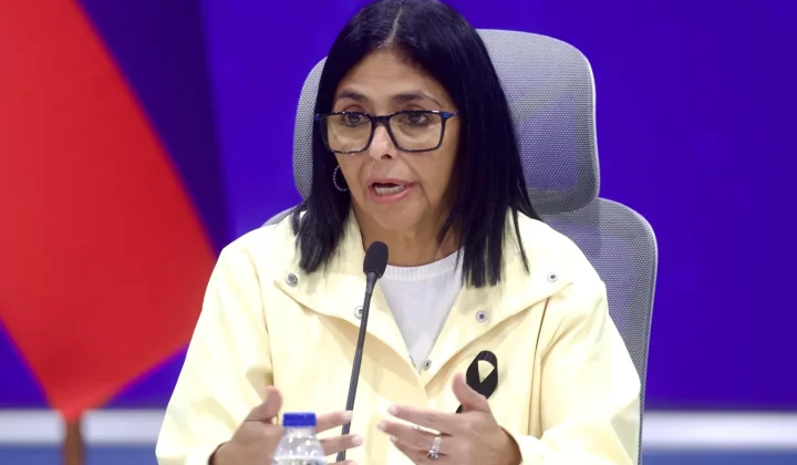 La vicepresidenta ejecutiva de Venezuela, Delcy Rodríguez, comunicó este jueves que atraviesa una «afección de salud», sin ofrecer detalles