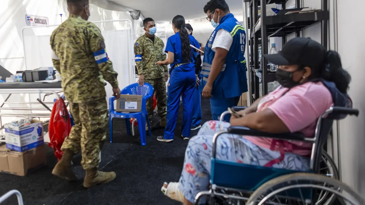 Venezolanos acuden a hospitales de campaña extranjeros ante deficiencias en la salud pública