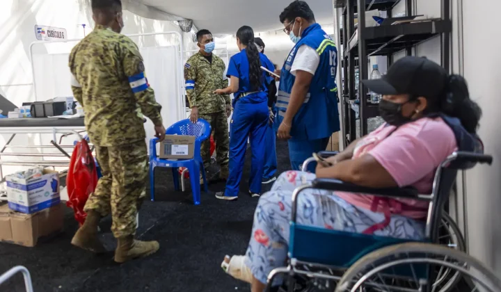 Venezolanos acuden a hospitales de campaña extranjeros ante deficiencias en la salud pública