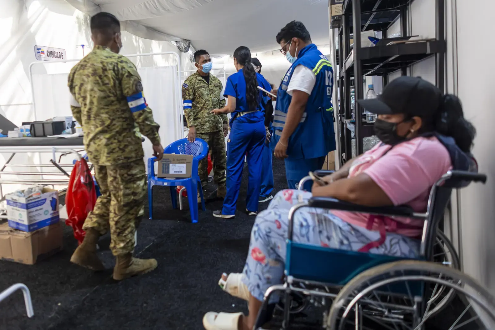 Pacientes esperando atención médica en un hospital de campaña internacional en Venezuela.