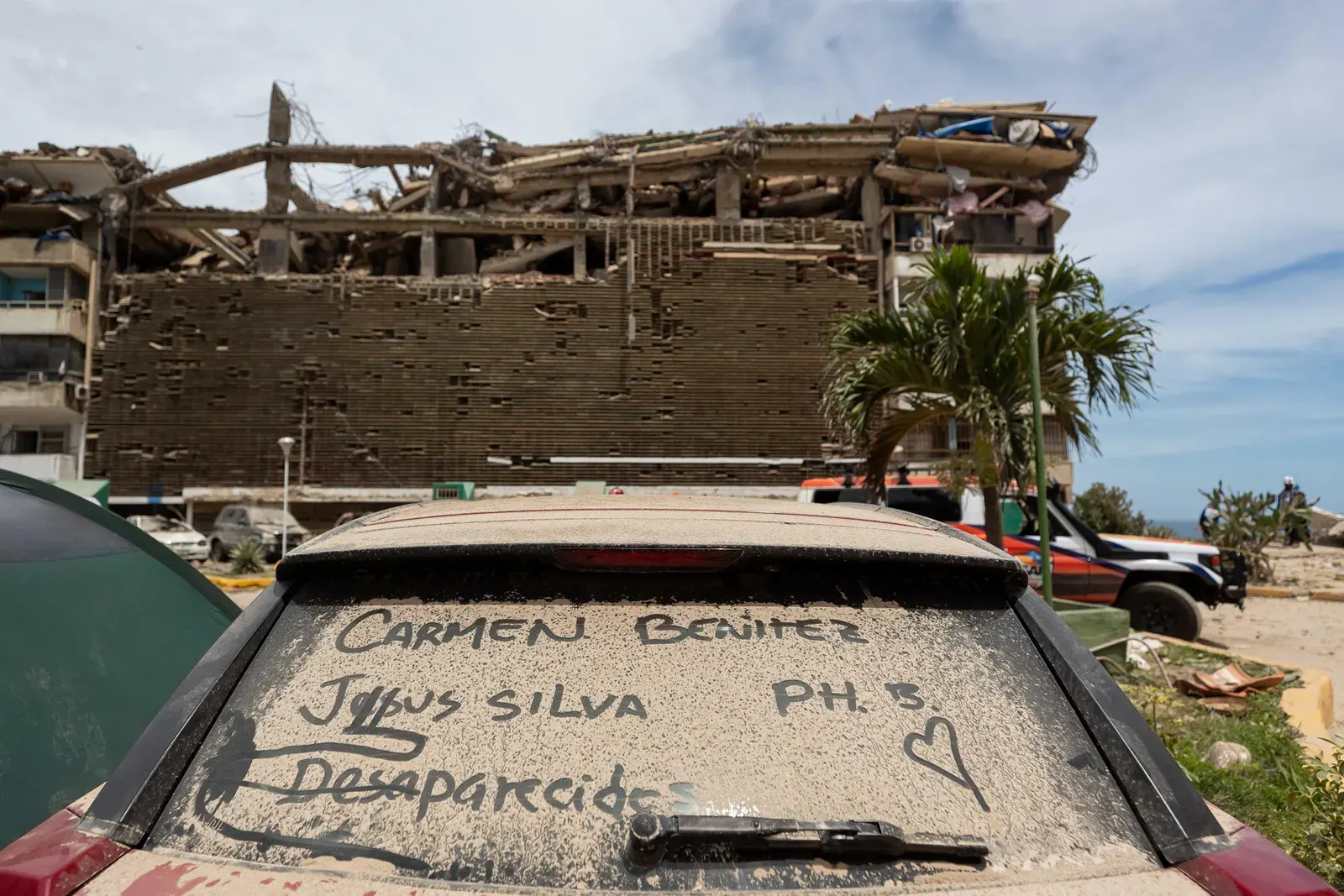 Miembros del equipo de rescate de Países Bajos trabajando en zonas afectadas por terremotos en Venezuela.