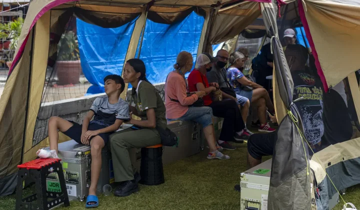 La búsqueda de familiares y pertenencias entre los escombros tras los devastadores terremotos que azotaron Venezuela ha dejado una huella im