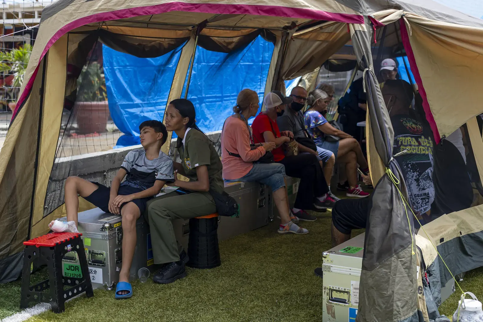 Personal médico atiende a una persona en un hospital de campaña instalado en una zona afectada por terremotos en Venezuela.