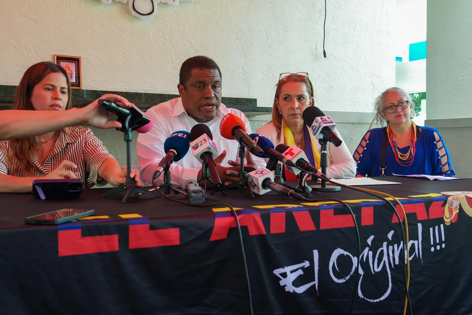 Venezolanos en Estados Unidos protestan para pedir al presidente Donald Trump que revise la relación con el gobierno interino de Delcy Rodríguez tras los terremotos.
