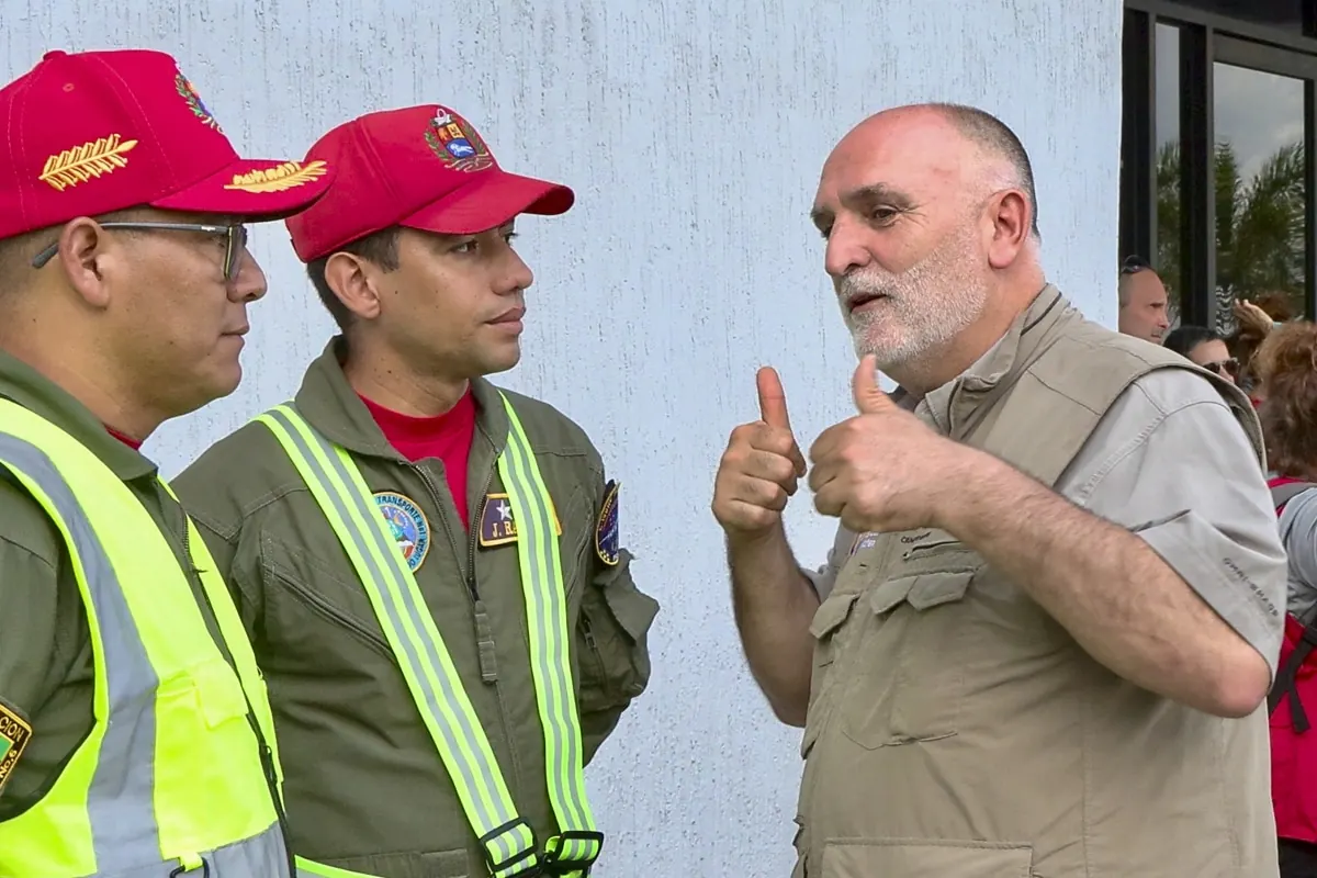Chef José Andrés interactuando con personas durante una jornada de entrega de alimentos en Venezuela.