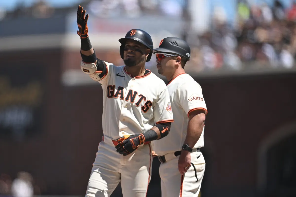 Luis Arráez, segunda base venezolano de los Gigantes de San Francisco, conecta un hit en el Oracle Park durante el juego contra los Cerveceros de Milwaukee