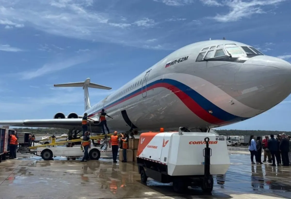 Avión ruso Antonov An-124 aterrizando en el aeropuerto internacional de Maiquetía, Venezuela, descargando ayuda humanitaria.
