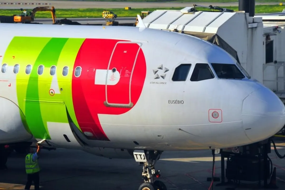 Avión de TAP Air Portugal aterrizando en el Aeropuerto Internacional Arturo Michelena, Valencia, Venezuela, transportando ayuda humanitaria.