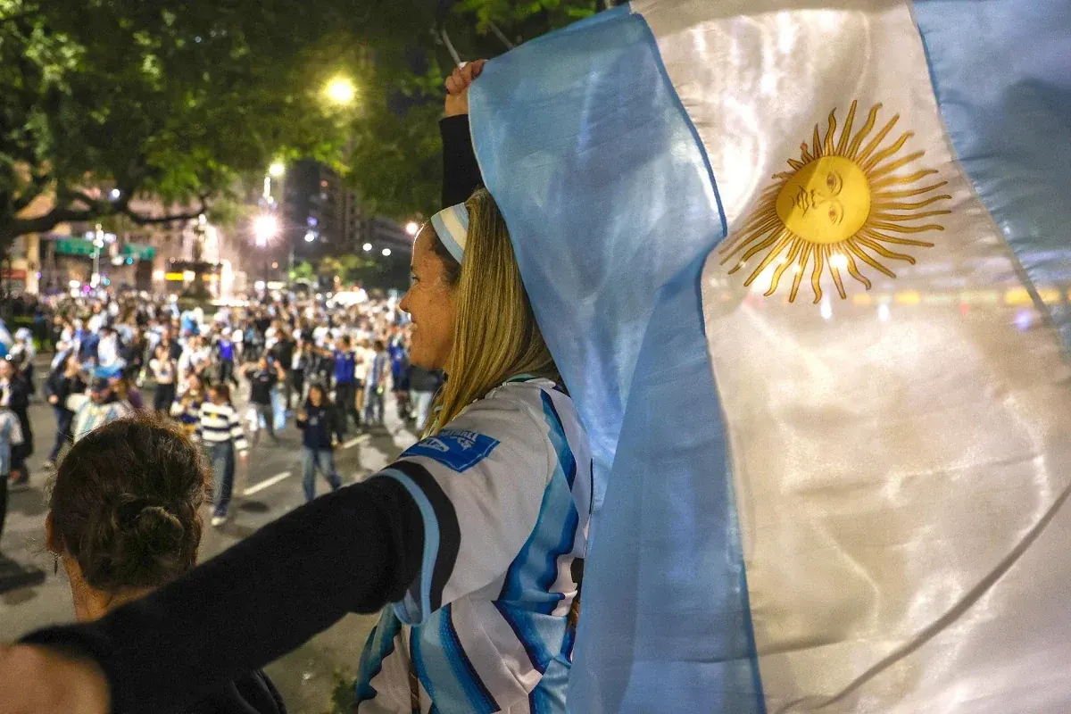 Jugadores de Argentina y España en el campo de juego durante la final del Mundial.
