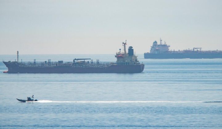 Estados Unidos Restablece Sanciones Petroleras a Irán Tras Ataques en el Estrecho de Ormuz