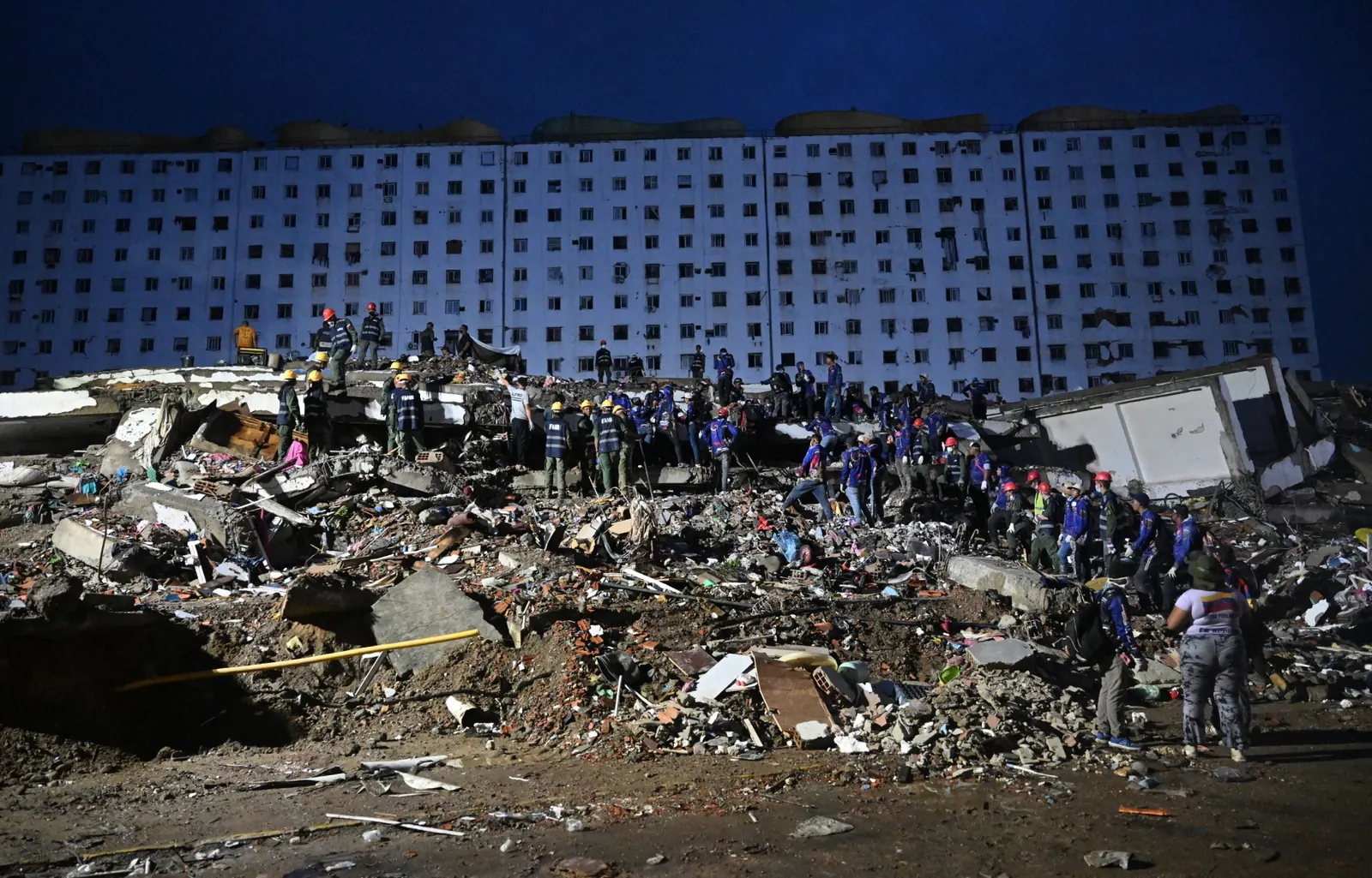 Personal médico internacional en un hospital de campaña, asistiendo a personas afectadas por los recientes terremotos en Venezuela.
