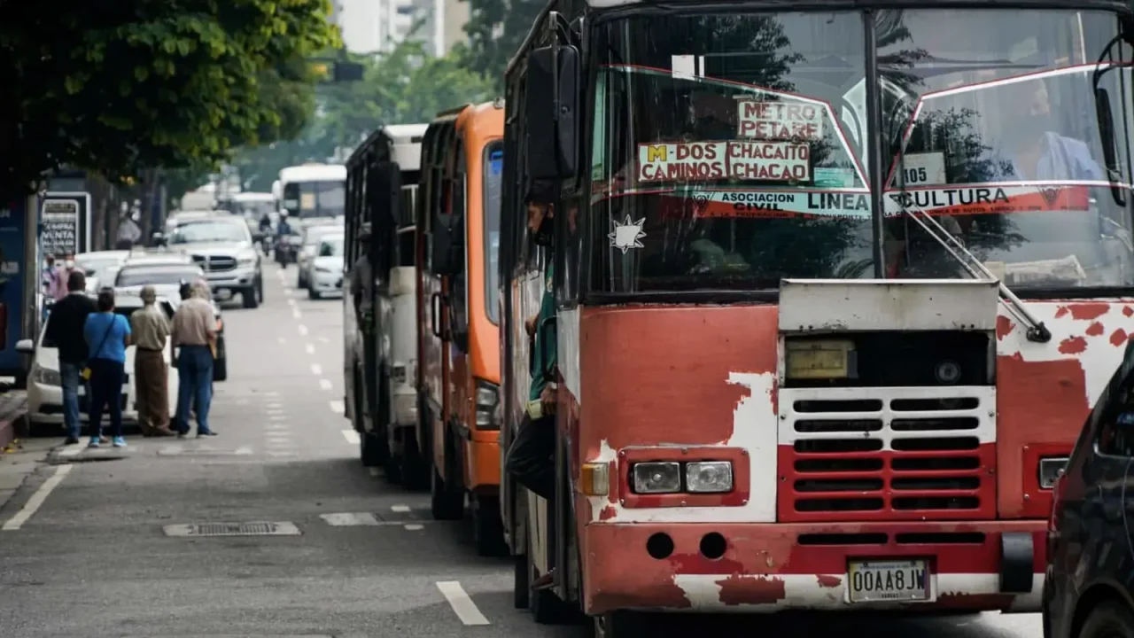 Aumento del pasaje urbano en Venezuela pospuesto hasta agosto tras emergencia por terremoto