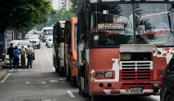 Aumento del pasaje urbano en Venezuela pospuesto hasta agosto tras emergencia por terremoto