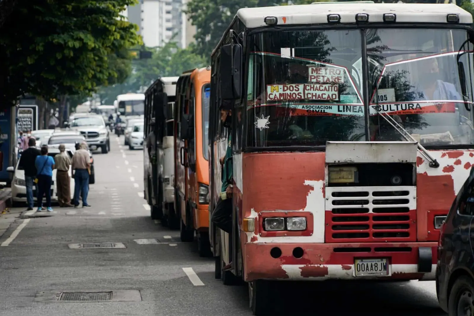 Autobús de transporte público urbano en una calle de Venezuela.