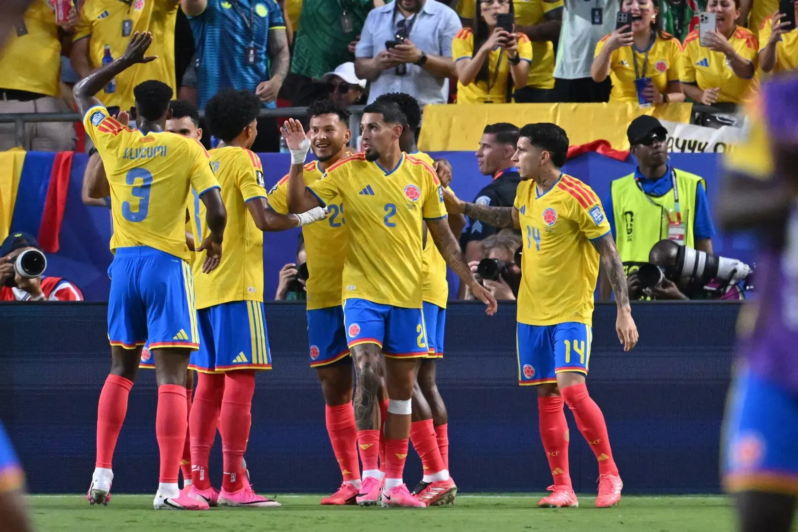 Jugadores de la selección de Colombia celebran un gol durante el partido contra Ghana en el Mundial 2026.