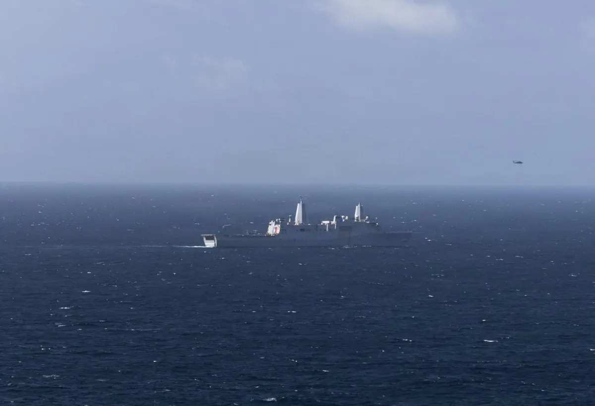 El buque anfibio USS San Antonio de la Armada de Estados Unidos, que participó en labores de ayuda tras los terremotos en Venezuela, patrulla el mar Caribe.