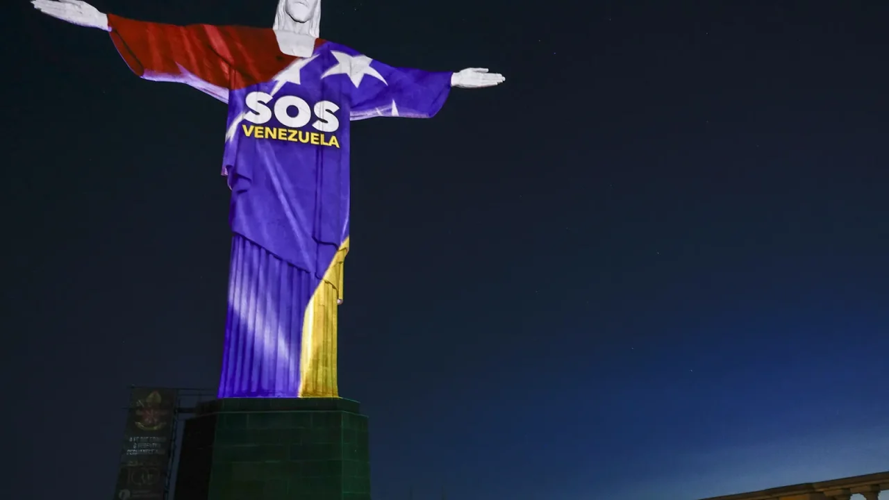 El emblemático monumento del Cristo Redentor, situado en Río de Janeiro, Brasil, se vistió anoche con los colores de la bandera venezolana e