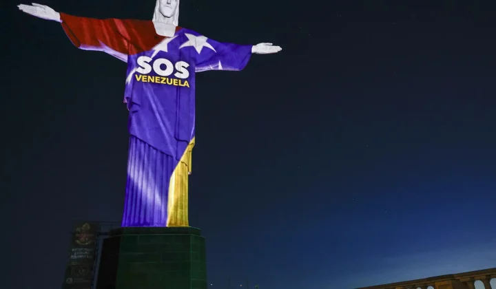 El emblemático monumento del Cristo Redentor, situado en Río de Janeiro, Brasil, se vistió anoche con los colores de la bandera venezolana e