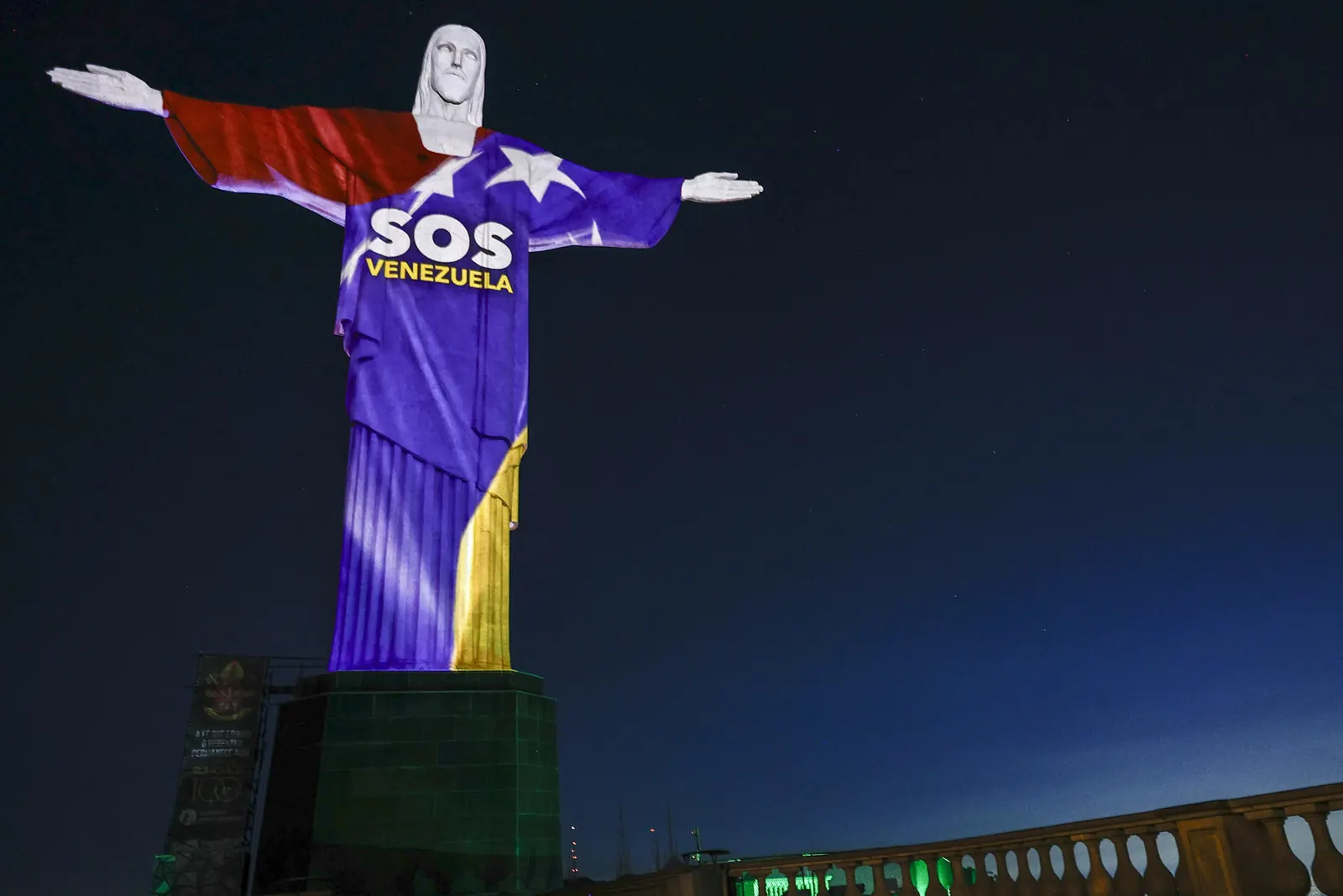 El monumento del Cristo Redentor en Río de Janeiro, Brasil, iluminado con los colores amarillo, azul y rojo de la bandera venezolana.