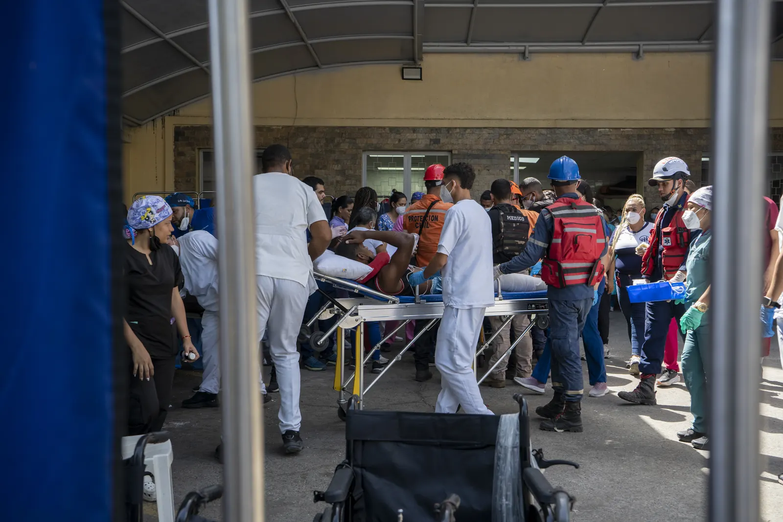 Médicos del Hospital Domingo Luciani atienden a sobrevivientes del terremoto del 24 de junio de 2026 en Caracas