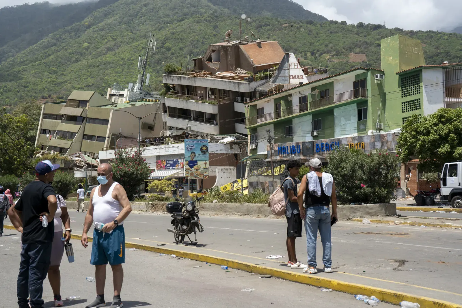 Sismólogo venezolano señalando un mapa de actividad sísmica en Venezuela