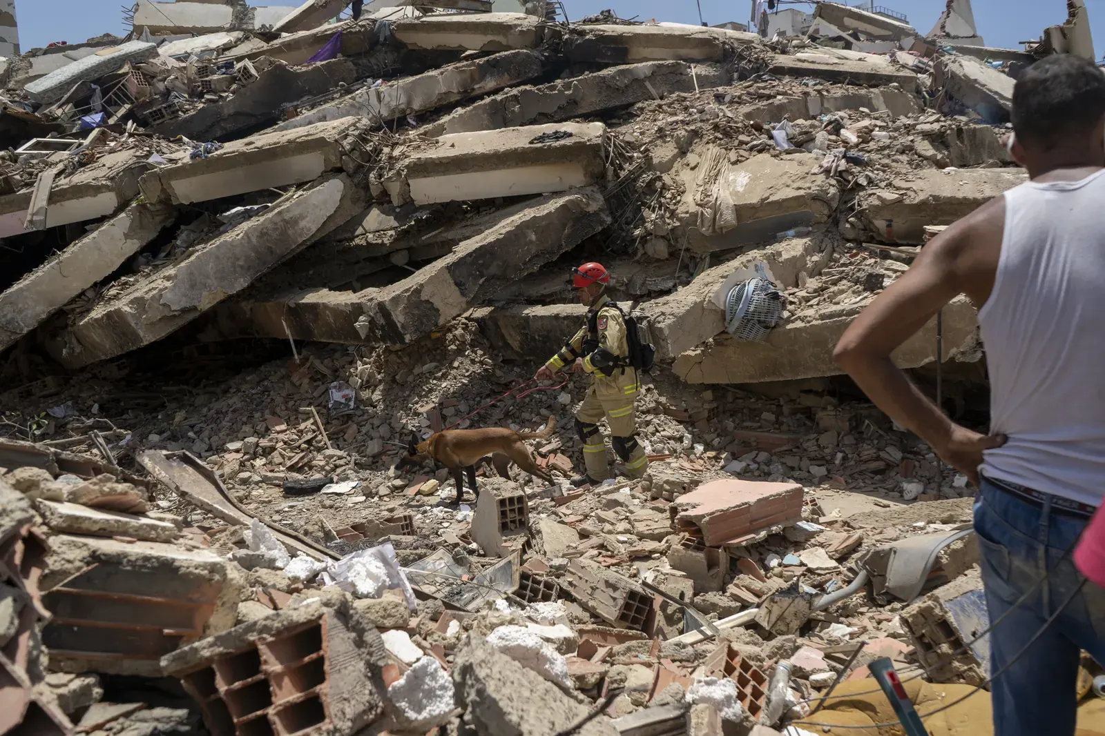 Representación artística de los efectos de un terremoto en Venezuela, combinando destrucción y esperanza comunitaria.