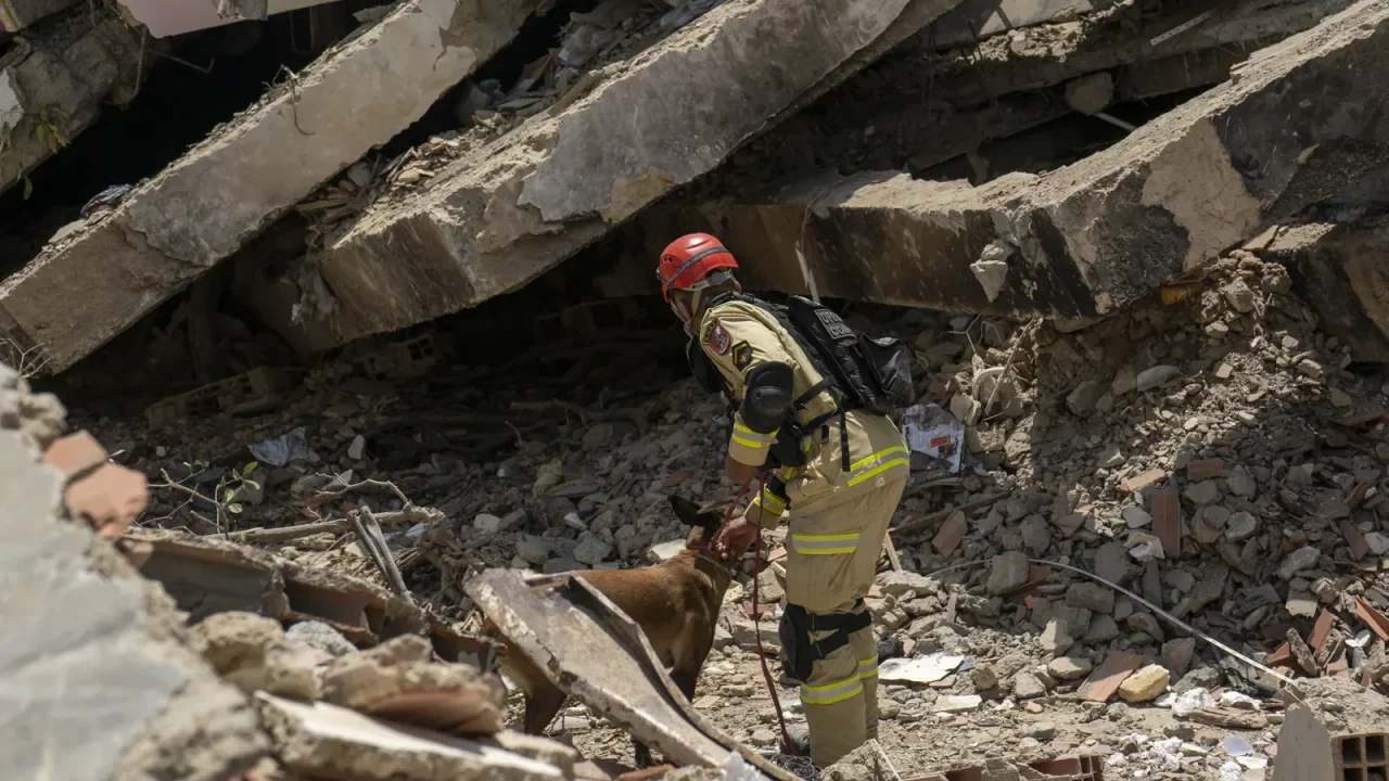 Bomberos españoles relatan la magnitud de la tragedia sísmica en La Guaira