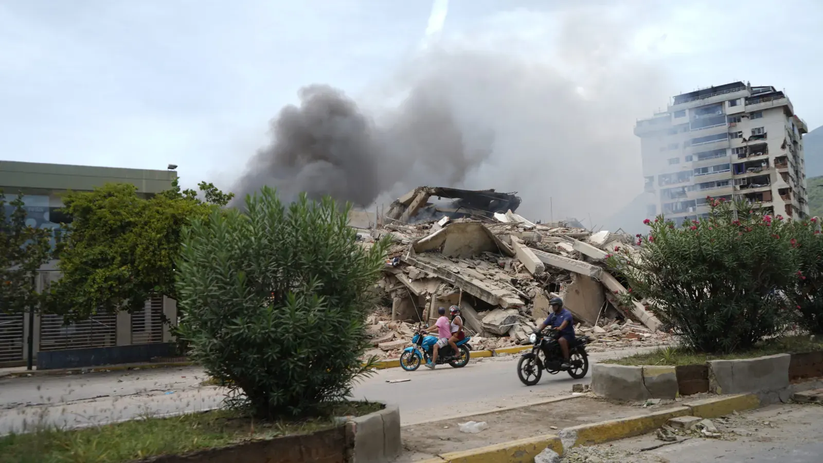 Vista aérea de La Guaira, Venezuela, mostrando la magnitud de la destrucción causada por los terremotos, con edificios colapsados y escombros.