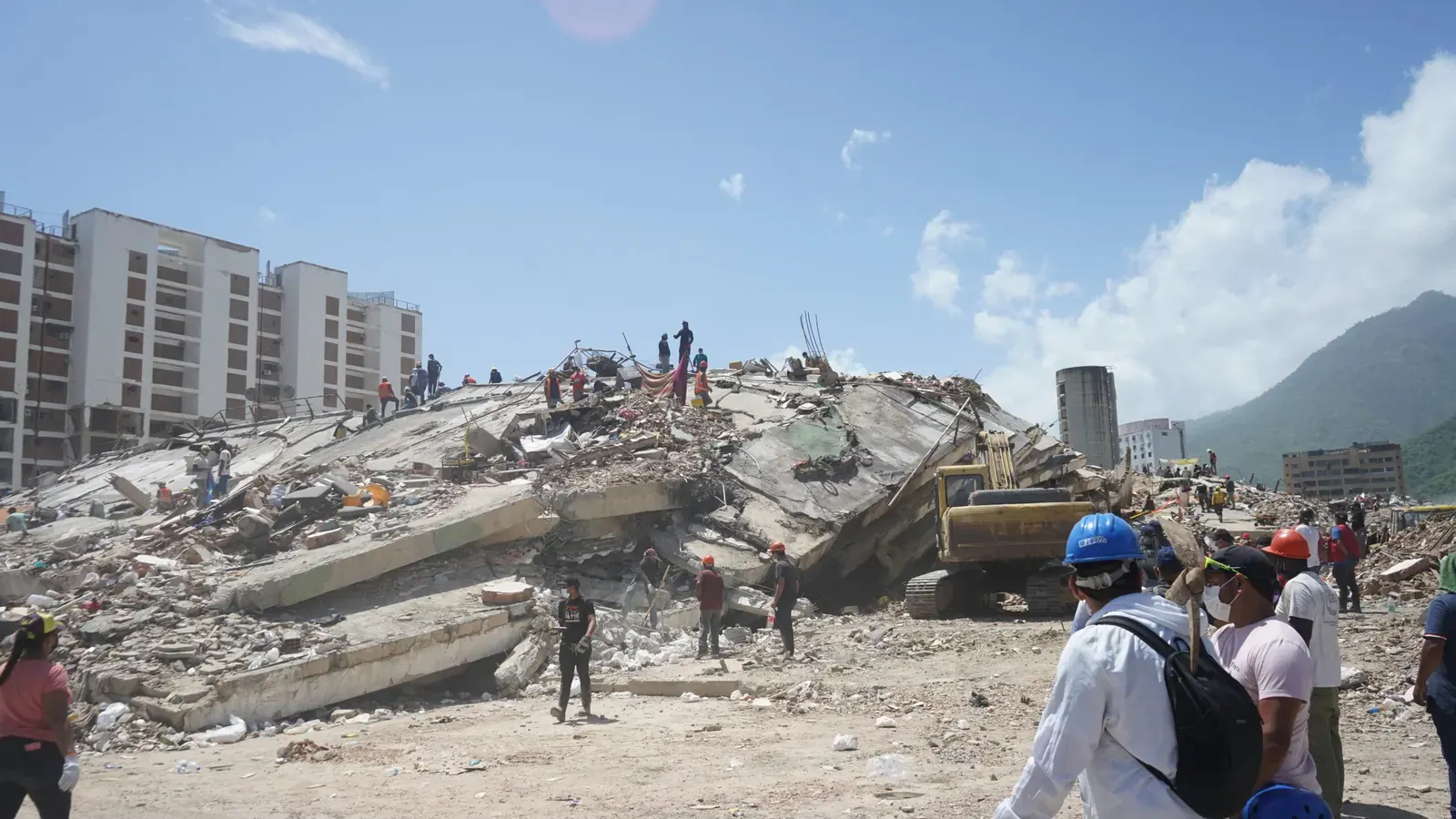 Damnificados venezolanos se refugian en carpas improvisadas en La Guaira tras el terremoto del 24 de junio.