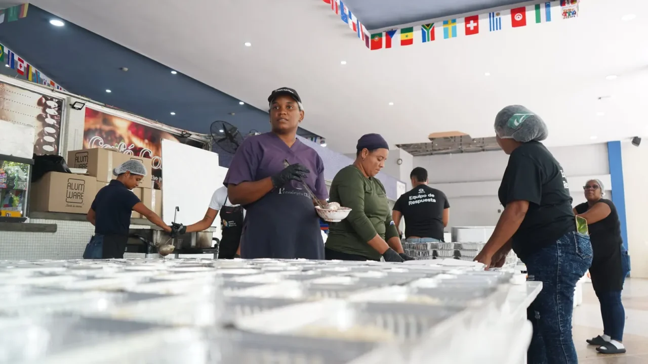El rugido de los quemadores industriales se ha convertido en un símbolo de esperanza en medio de la devastación que dejó el reciente sismo e
