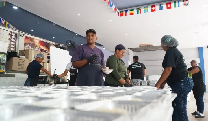 El rugido de los quemadores industriales se ha convertido en un símbolo de esperanza en medio de la devastación que dejó el reciente sismo e