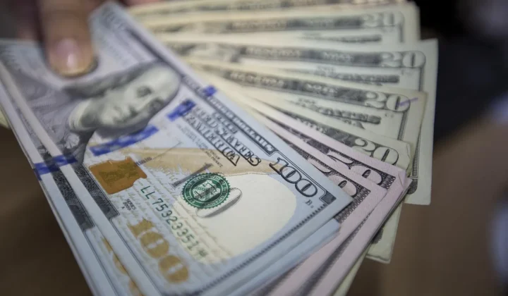 Dólar oficial en Venezuela rompe la barrera de los 700 bolívares