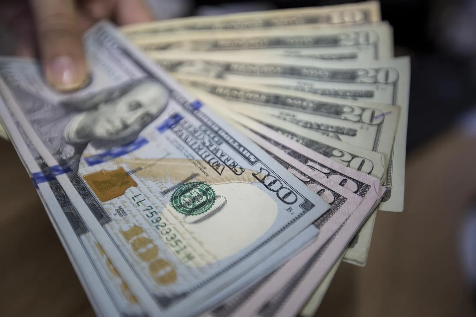Sede del Banco Central de Venezuela con un gráfico que muestra el ascenso del dólar.