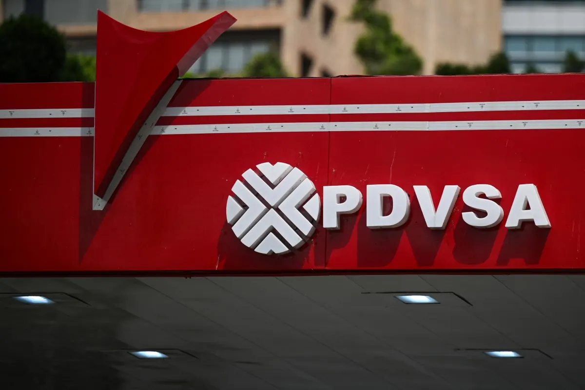 Representación visual del edificio de Petróleos de Venezuela (PDVSA) con elementos simbólicos que aluden a la corrupción y las pérdidas económicas en Venezuela.