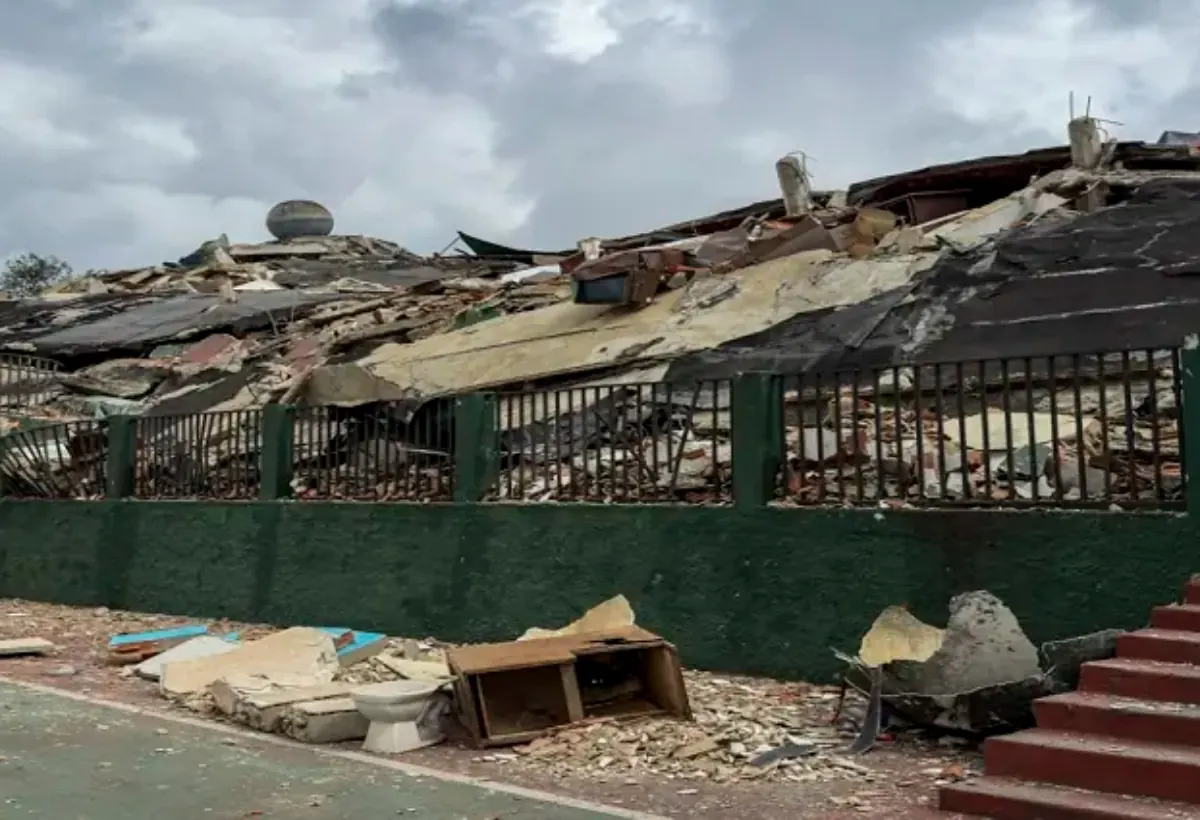 Plantel educativo derrumbado tras los terremotos del 24 de junio en Venezuela, con escombros y estructura colapsada.
