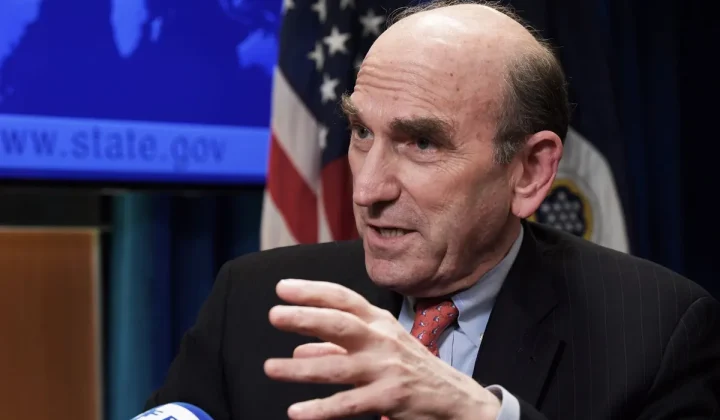 Elliott Abrams critica la estrategia de EE. UU. y el respaldo a Delcy Rodríguez