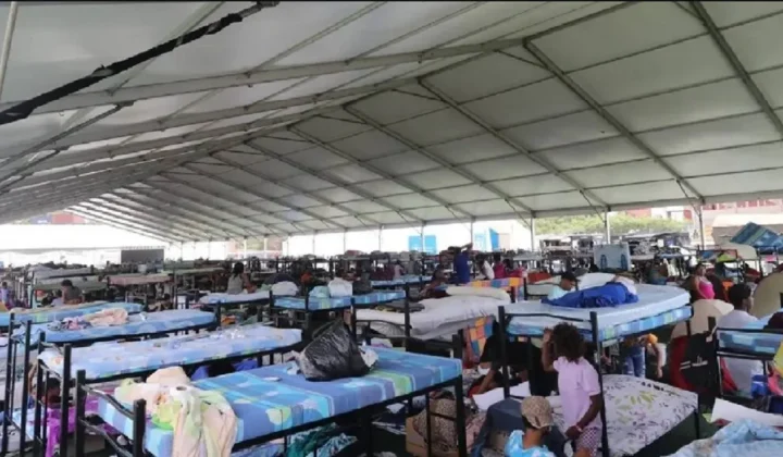 Más de 20.000 personas continúan en campamentos transitorios tras sismos en Venezuela