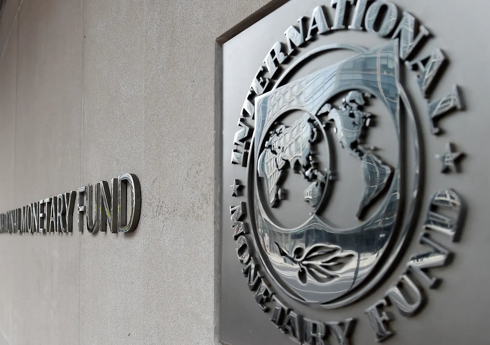 Imagen de la sede del Fondo Monetario Internacional con banderas de Venezuela y del FMI.