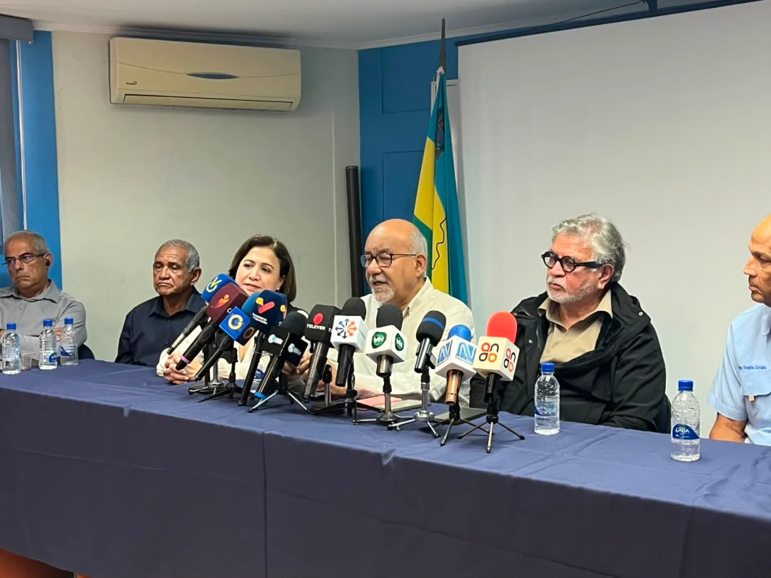 Ingenieros del Colegio de Ingenieros de Venezuela revisan la fachada de un edificio para evaluar daños estructurales.