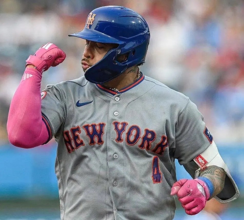 El receptor venezolano Francisco Álvarez conecta un jonrón durante un partido de béisbol de las Grandes Ligas.