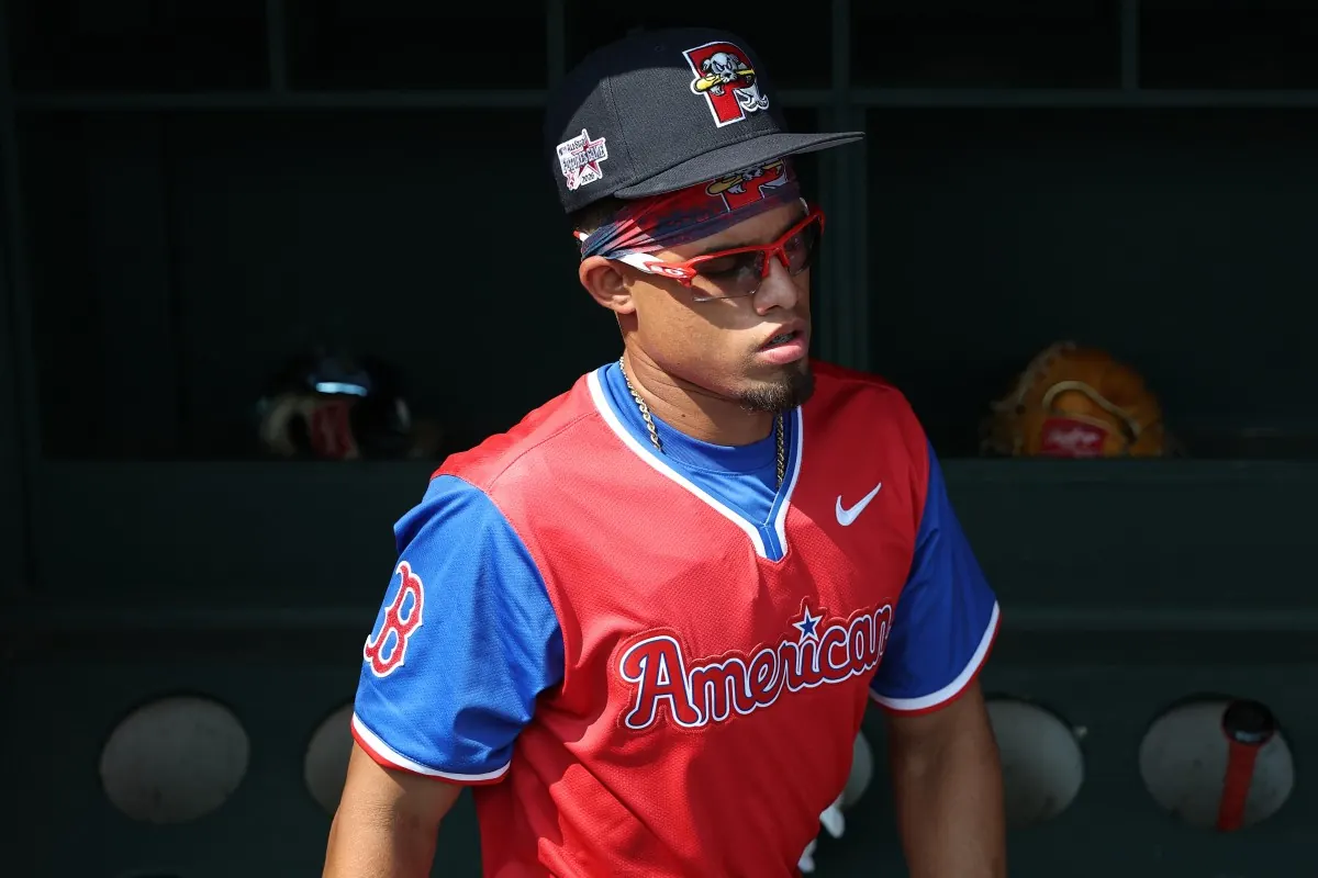 Jóvenes peloteros venezolanos sonríen en el campo durante el Juego de Futuras Estrellas de MLB.