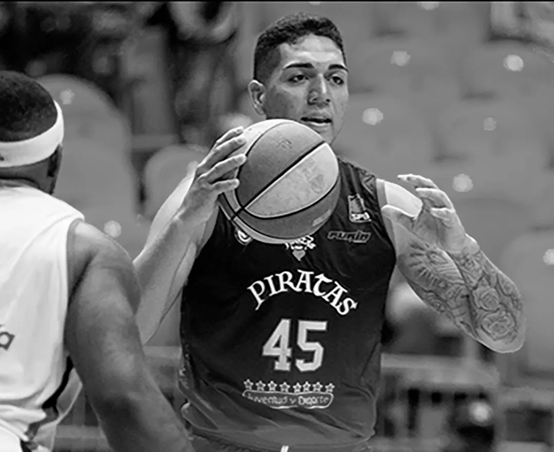 Jugador de baloncesto Gilberto Hernández con uniforme de equipo venezolano.