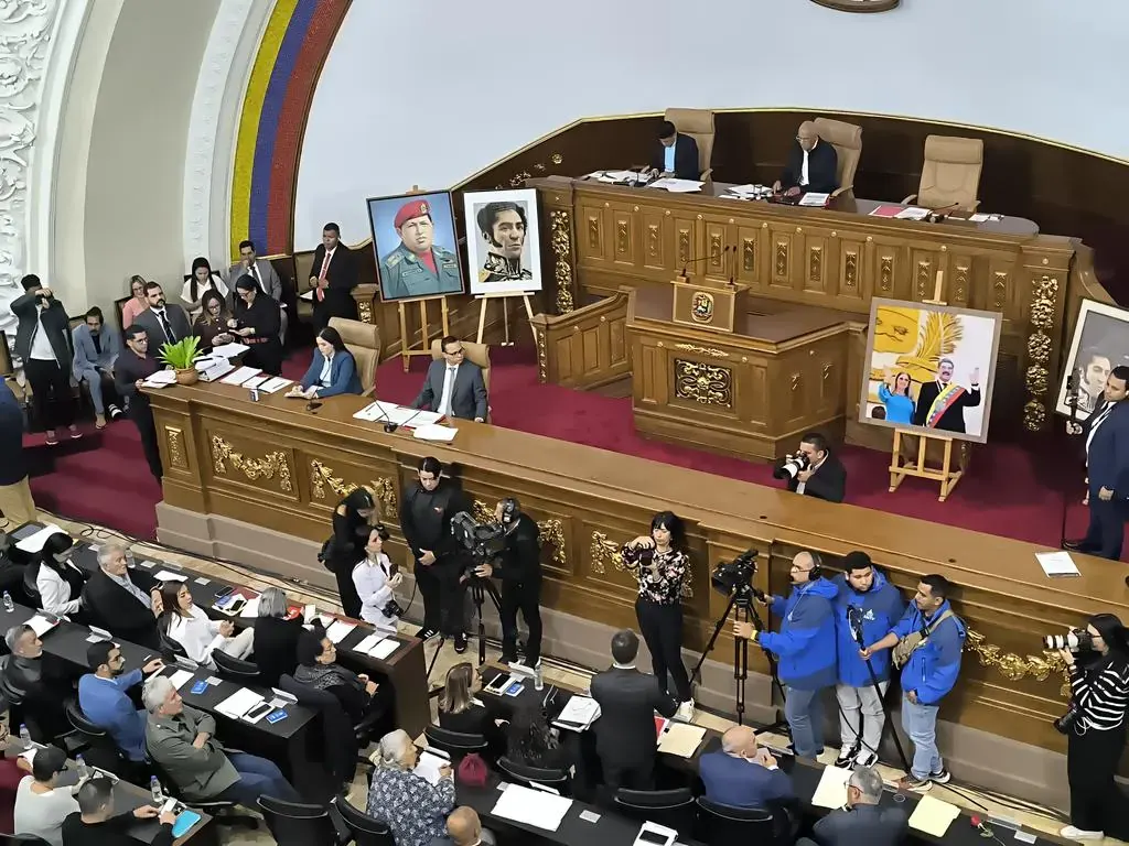 Diputados debaten en la Asamblea Nacional de Venezuela la aprobación de proyectos de ley relacionados con la vivienda.