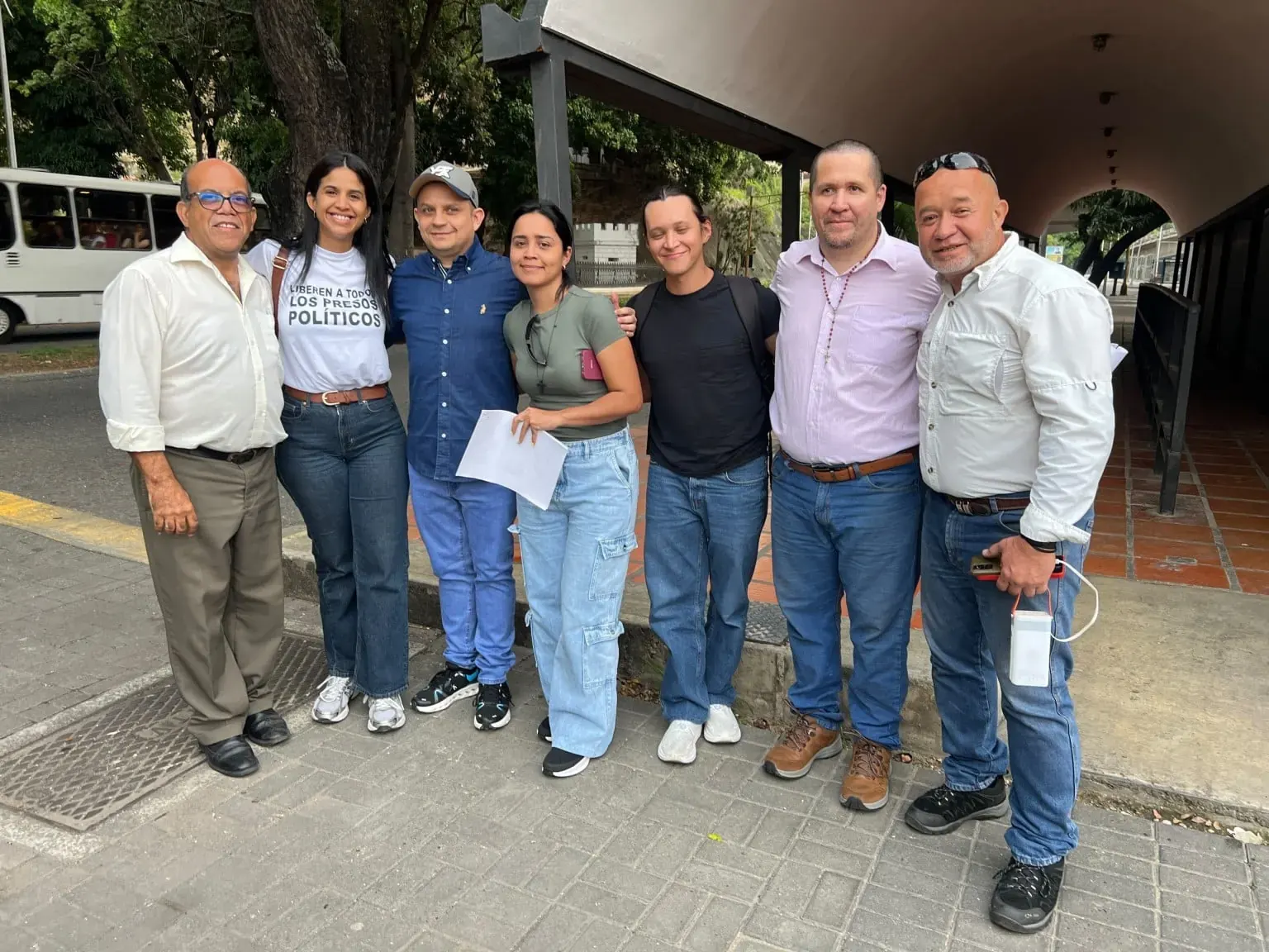 Jackson Vera y Ricardo Cariel saliendo de un centro de detención en Venezuela.