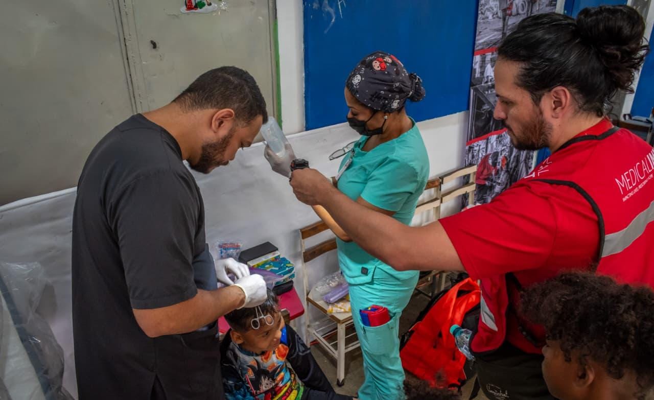 Médicos venezolanos de la diáspora atienden a pacientes en un hospital de campaña improvisado tras los terremotos de junio en Venezuela