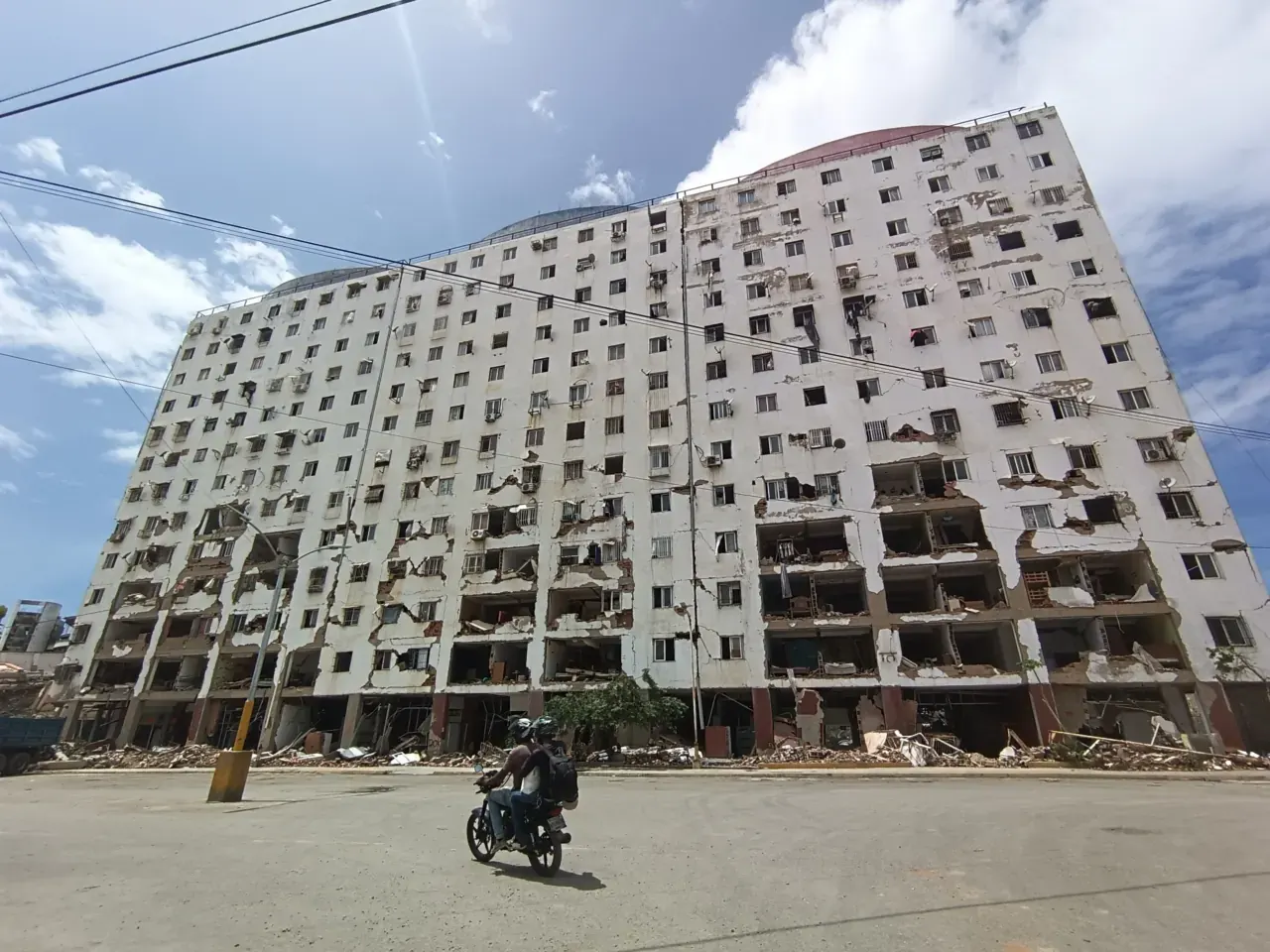 Voluntarios de la organización Techo trabajan en la construcción de un módulo de instalación rápida para familias afectadas por los terremotos en Venezuela