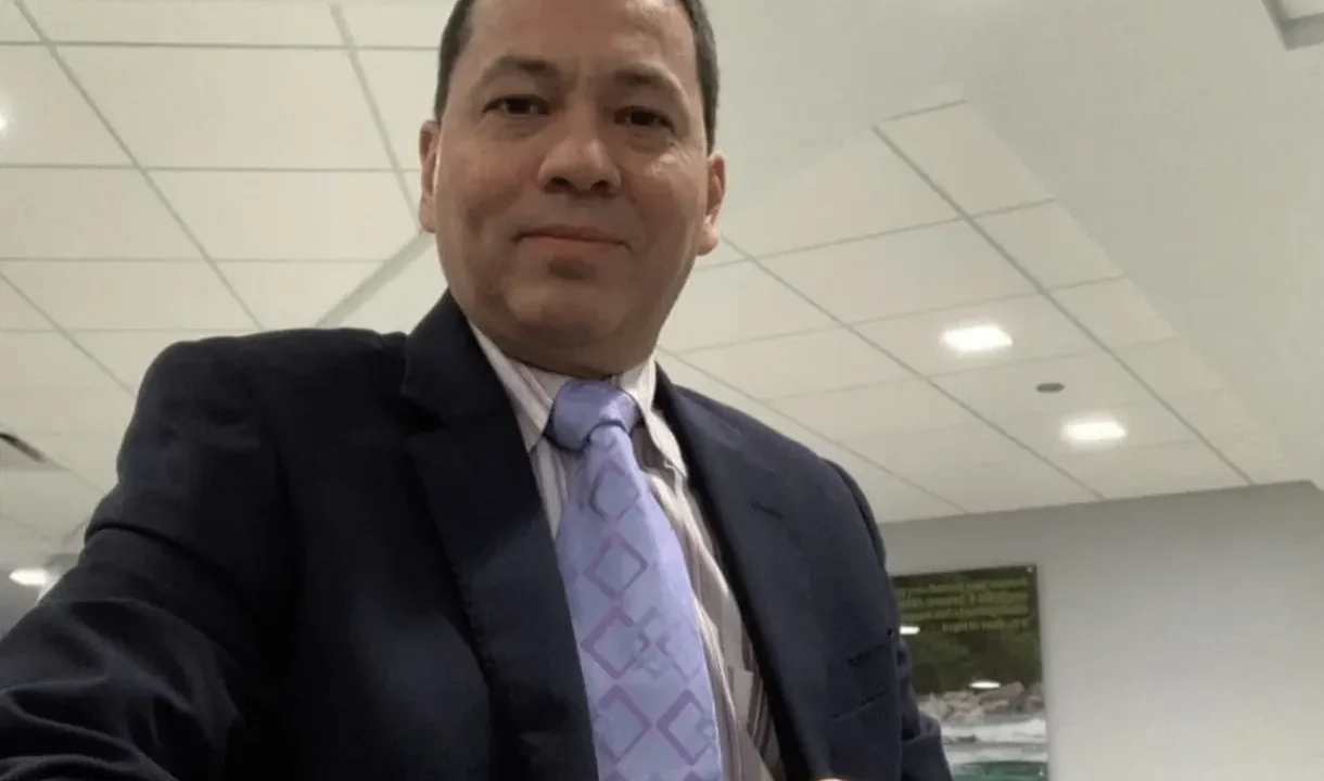 Periodista venezolano Wilmer Solano fue detenido por ICE en Miami Beach mientras su solicitud de asilo sigue pendiente