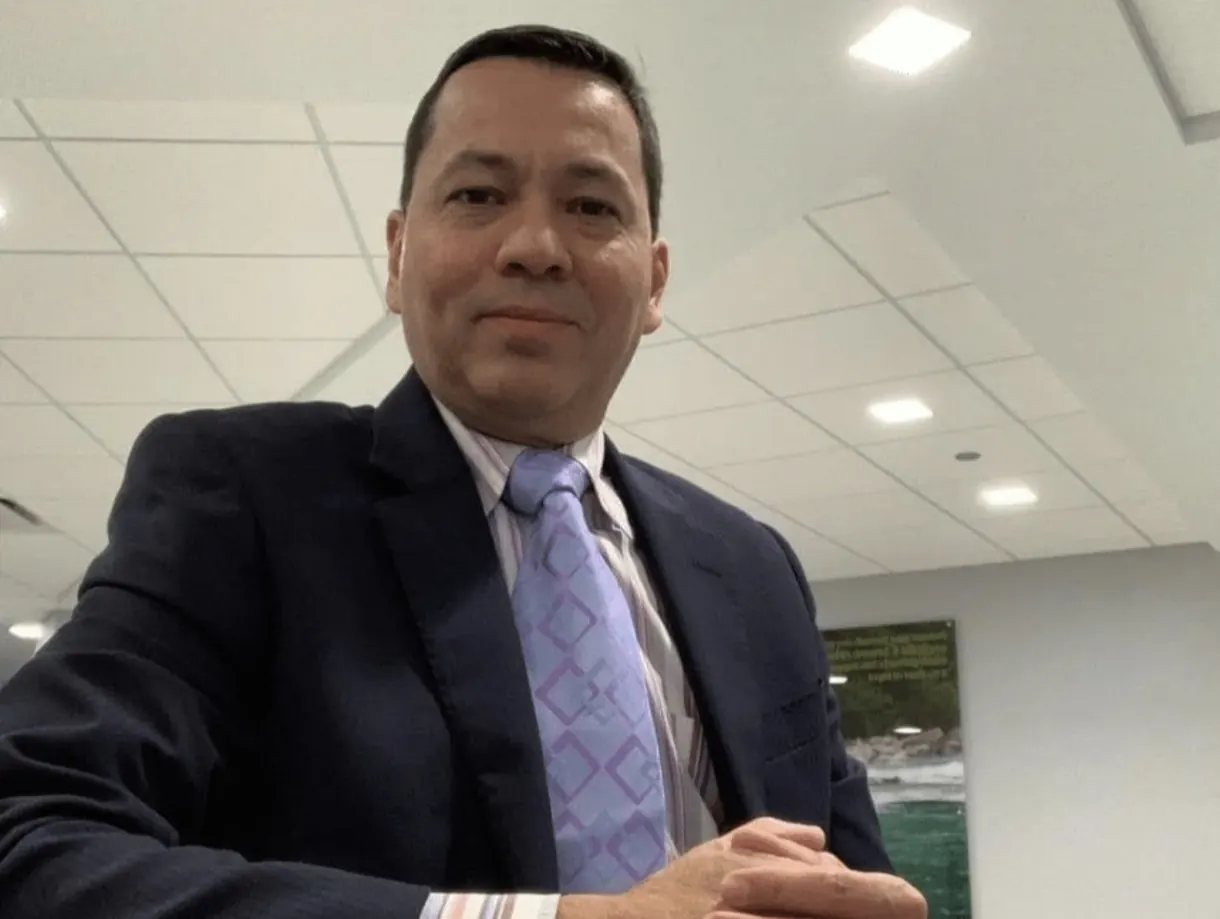 Periodista venezolano Wilmer Solano durante su trabajo periodístico en Miami Beach, antes de su detención por agentes migratorios de Estados Unidos