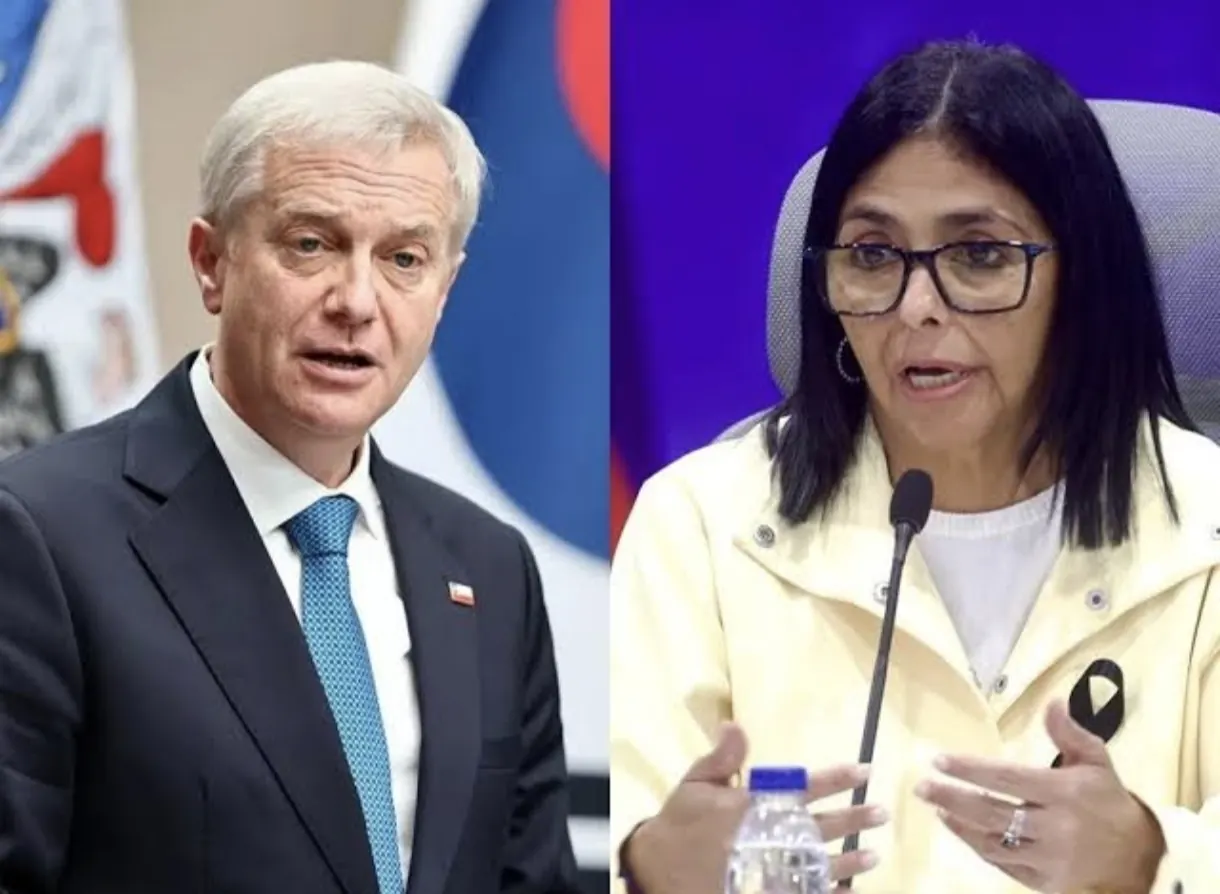 Representantes de los gobiernos de Venezuela y Chile durante el anuncio del acuerdo para reactivar servicios consulares en Caracas, con banderas de ambas naciones al fondo.